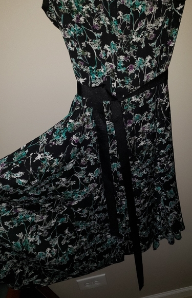 Vera Wang Floral button down dress with tie belt. - Picture 2 of 4